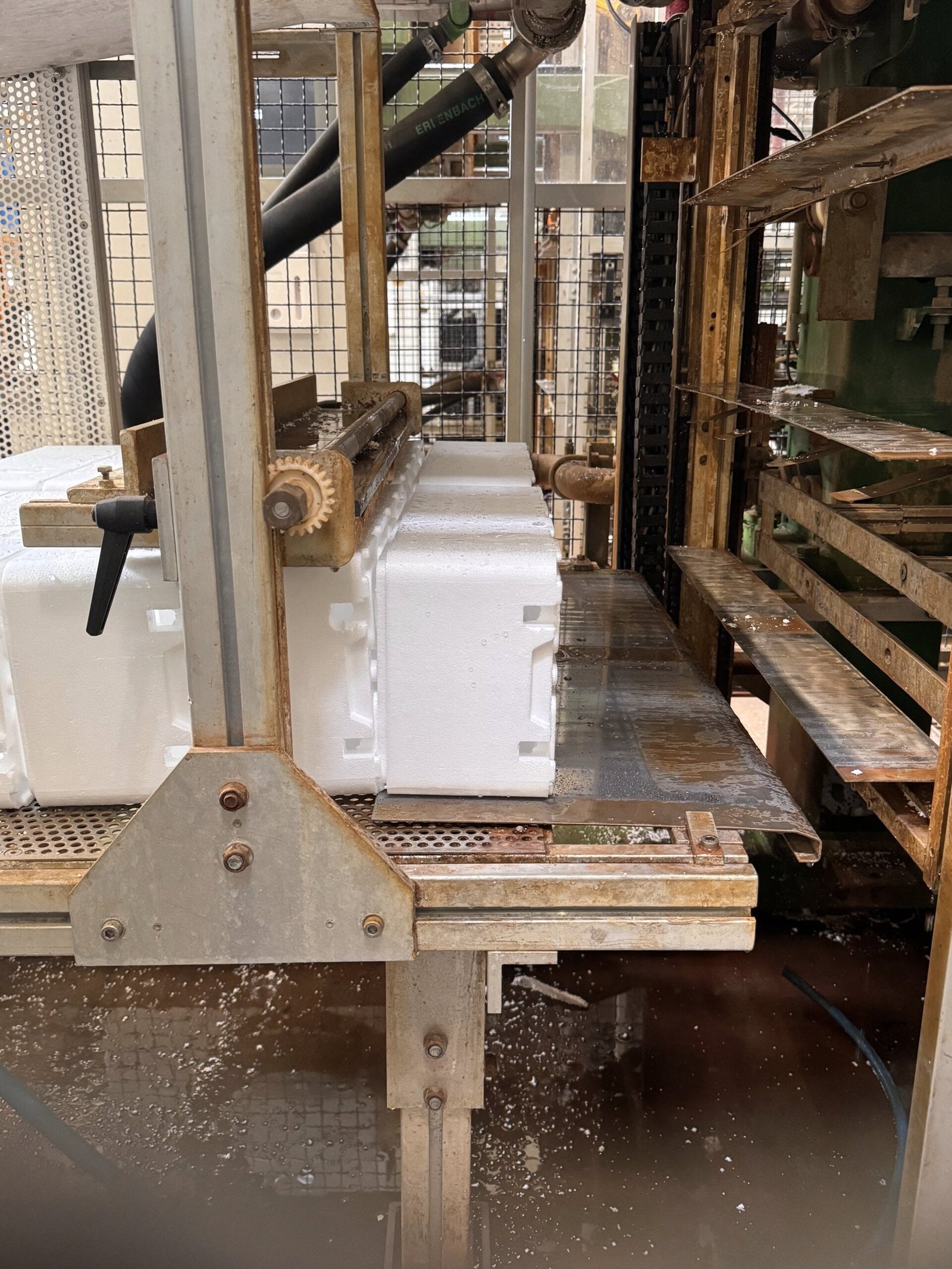EPS boxes from our own production: from polystyrene bead to cooling box